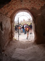 de l'intérieur d'une chapelle troglodite