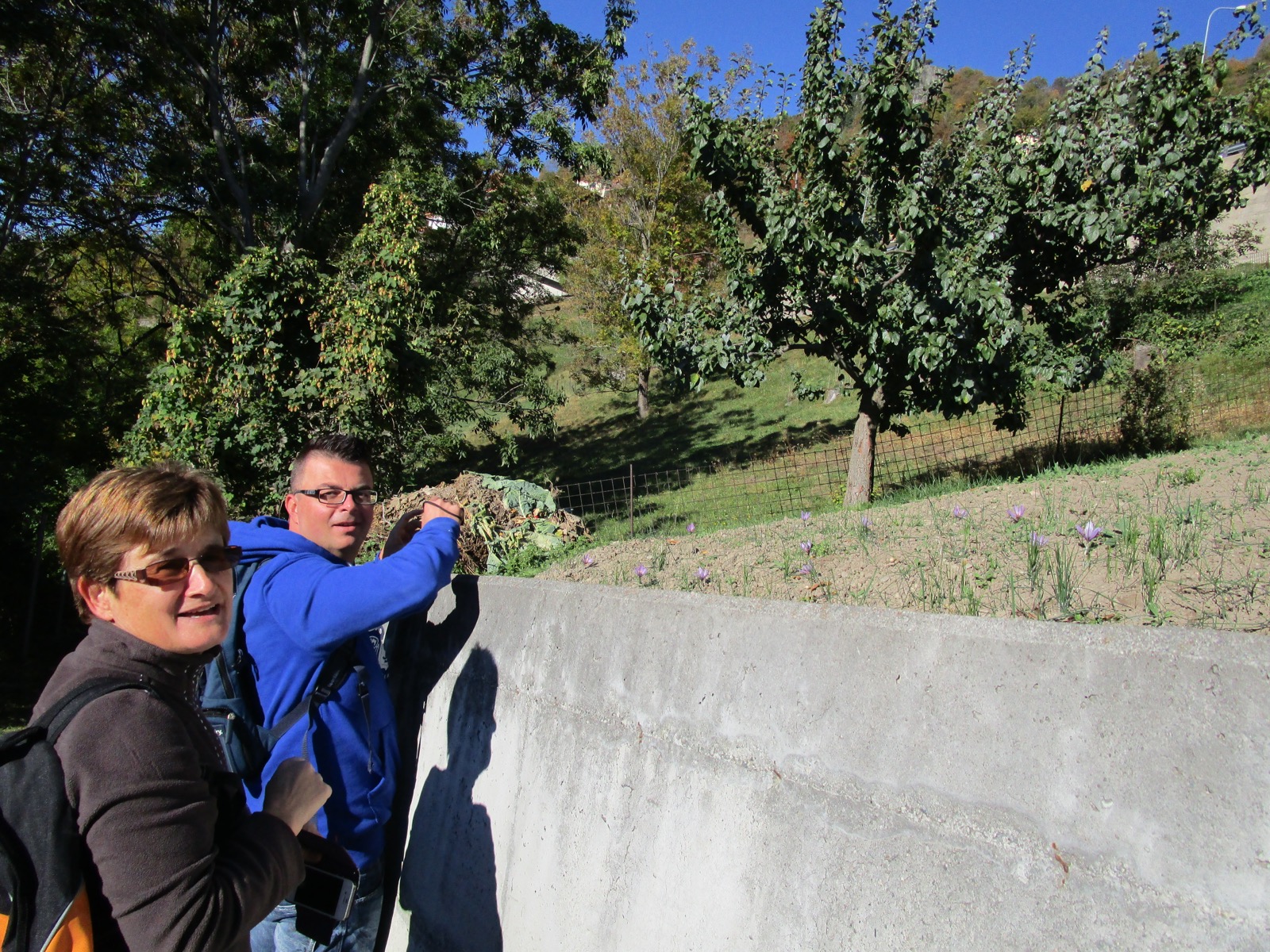 2. Emmanelle Crittin et Philippe Martin devant les célèbres fleurs