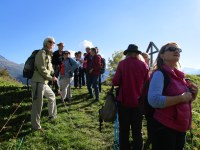 9. Tous sur la butte pour admirer un village.