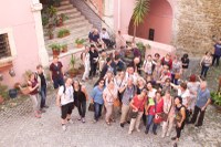 17. Photo de groupe improvisée dans une auberge bien famée de l'Alfama, le quartier arabe de Lisbonne