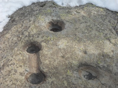 des cupules creusées dans une roche granitique.JPG