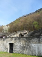 Contraste entre l'ancien et le moderne (route d'accès à Chemin dessous..JPG